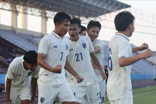 Các cầu thủ U17 Thái Lan ăn mừng bàn thắng nâng tỷ số lên 2-1 của cầu thủ Phongpech (số 21). Ảnh: Minh Quyết - TTXVN