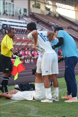 Cầu thủ Phongpech (số 21, Thái Lan) bị đau sau khi ghi bàn thắng nâng tỷ số lên 2-1 cho U17 Thái Lan. Ảnh: Minh Quyết - TTXVN