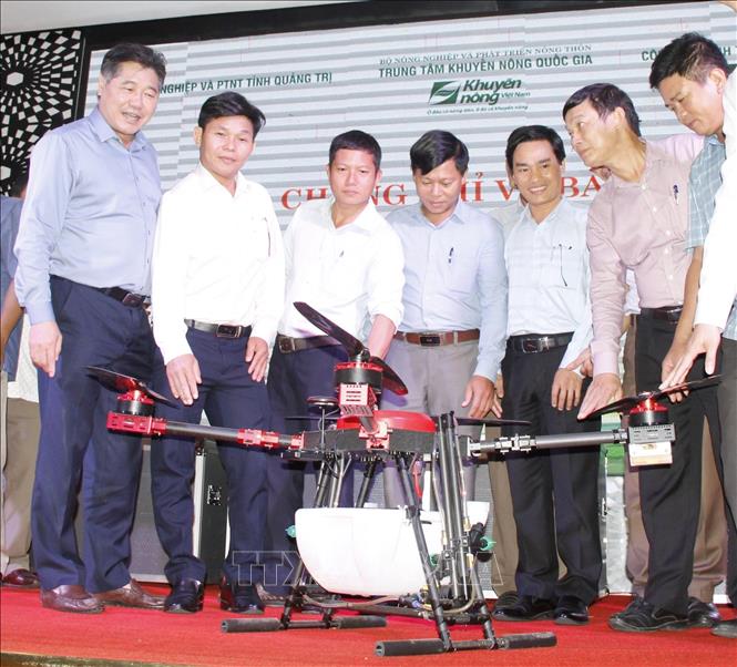 Trung tâm Khuyến nông Quốc gia bàn giao 10 máy bay không người lái cho 2 Tổ khuyến nông cộng đồng tỉnh Quảng Trị. Ảnh: Thanh Thủy-TTXVN