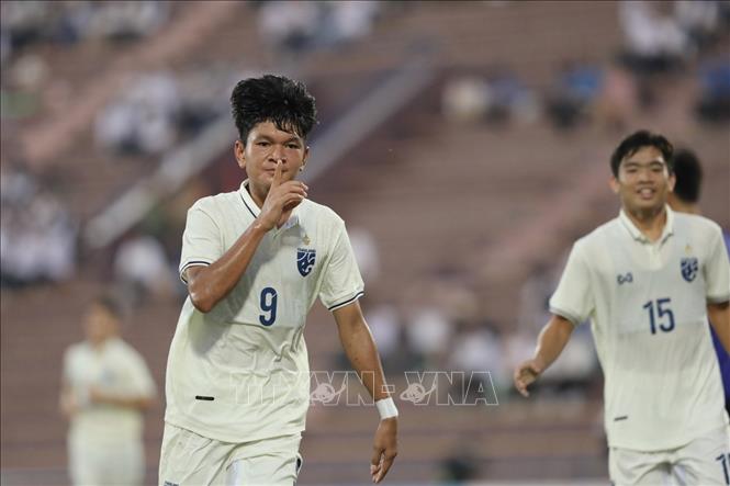 Cầu thủ Tontawan (số 9, Thái Lan) ghi bàn thắng ở phút thứ 88, ấn định chiến thắng 3-1 cho U17 Thái Lan. Ảnh: Minh Quyết - TTXVN