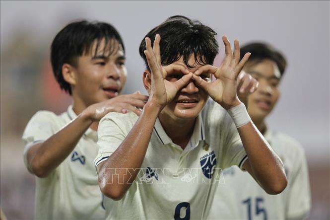 Cầu thủ Tontawan (số 9, Thái Lan) ghi bàn thắng ở phút thứ 88, ấn định chiến thắng 3-1 cho U17 Thái Lan. Ảnh: Minh Quyết - TTXVN