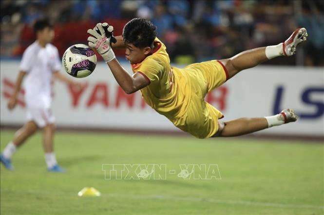 Các cầu thủ U17 Việt Nam khởi động trước trận đấu. Ảnh: Minh Quyết - TTXVN