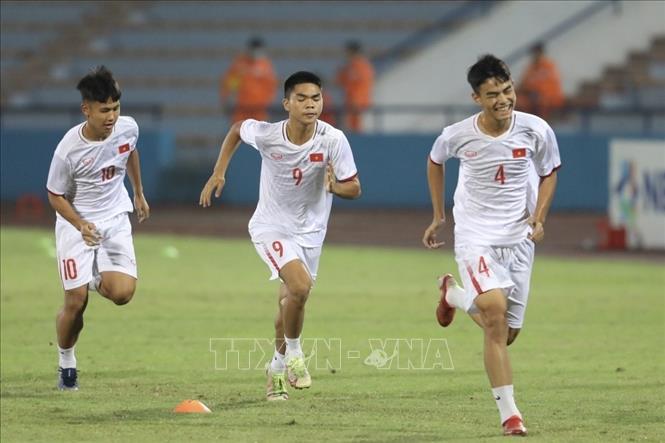 Các cầu thủ U17 Việt Nam khởi động trước trận đấu. Ảnh: Minh Quyết - TTXVN