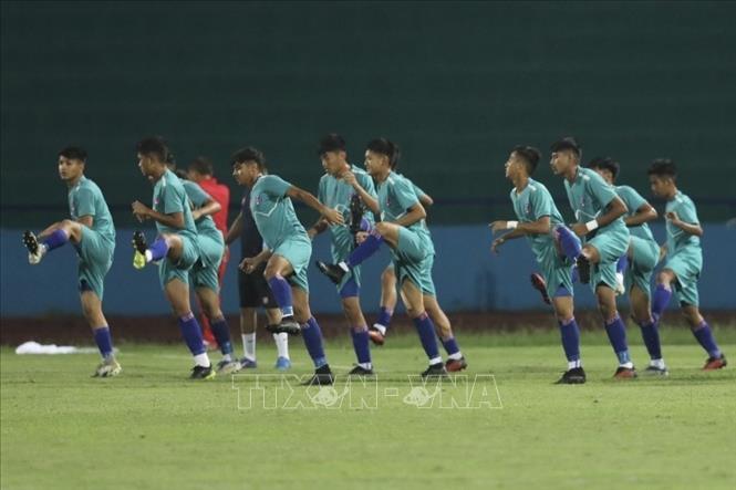 Các cầu thủ U17 Nepal khởi động trước trận đấu. Ảnh: Minh Quyết - TTXVN