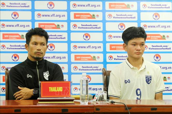 Huấn luyện viên trưởng U17 Thái Lan Pipop On-Mo  và cầu thủ TONTAWAN trả lời các câu hỏi của phóng viên tại buổi họp báo sau trận đấu. Ảnh: Trung Kiên - TTXVN