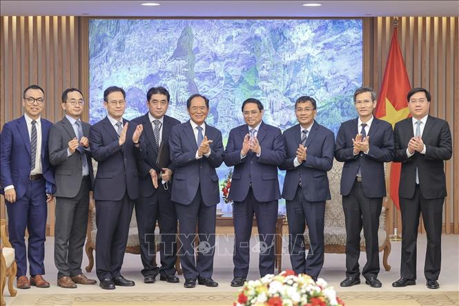 Thủ tướng Phạm Minh Chính và Đại sứ Hàn Quốc tại Việt Nam Park Noh-wan cùng các đại biểu. Ảnh: Dương Giang-TTXVN
