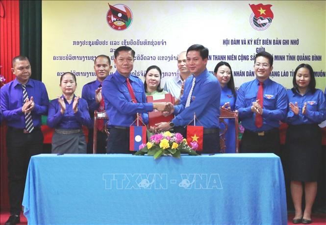 Đoàn thanh niên Cộng sản Hồ Chí Minh tỉnh Quảng Bình và Đoàn thanh niên Nhân dân Cách mạng Lào tỉnh Khammouane ký kết biên bản ghi nhớ giai đoạn 2022 – 2024. Ảnh: Võ Dung - TTXVN