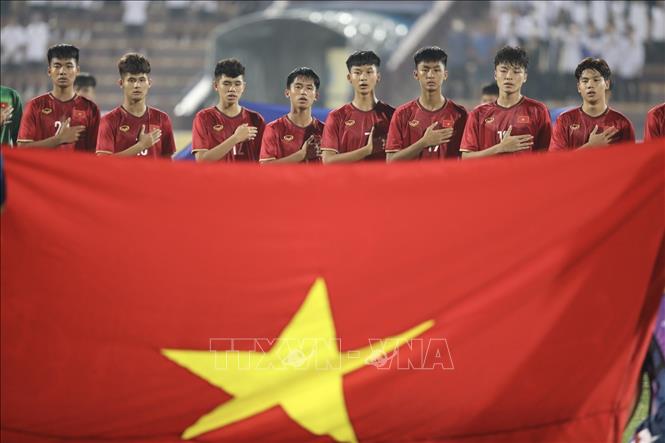 Các cầu thủ U17 Việt Nam hát quốc ca trước giờ thi đấu. Ảnh: Minh Quyết - TTXVN