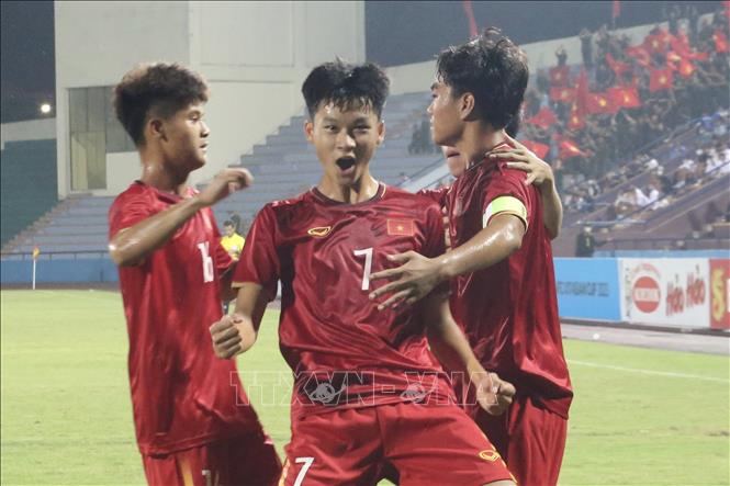 Các cầu thủ U17 Việt Nam ăn mừng bàn thắng nâng tỷ số lên 3-0 của Đình Thượng. Ảnh: Minh Quyết - TTXVN