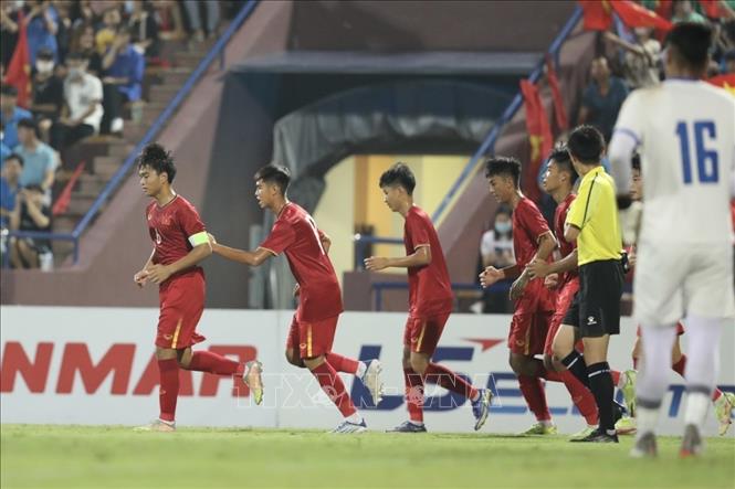 Càu thủ Công Phương (số 6, Việt Nam) ghi bàn thắng mở tỷ số ở phút thứ 7 của trận đấu. Ảnh: Minh Quyết - TTXVN