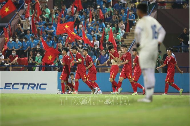 Cầu thủ Hoàng Sơn (số 15, Việt Nam) ghi bàn thắng nâng tỷ số lên 2-0. Ảnh: Minh Quyết - TTXVN