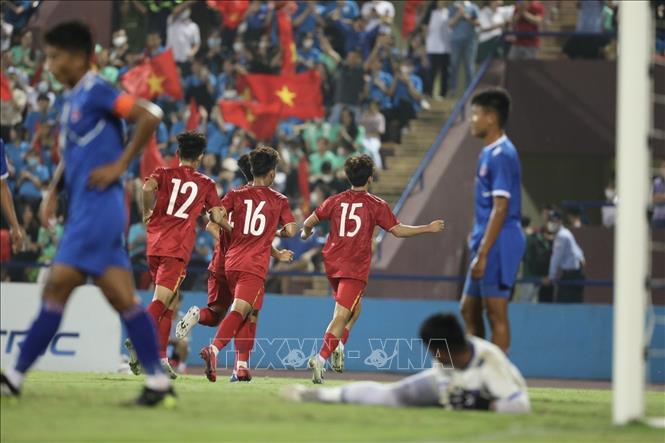 Cầu thủ Hoàng Sơn (số 15, Việt Nam) ghi bàn thắng nâng tỷ số lên 2-0. Ảnh: Minh Quyết - TTXVN