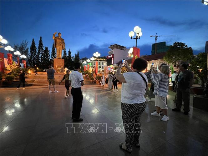 Du khách tham quan bến Ninh Kiều, Cần Thơ. Ảnh: Ánh Tuyết - TTXVN