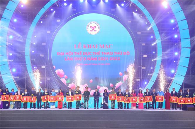 Lãnh đạo Thành phố Hà Nội tặng hoa và cờ lưu niệm cho lãnh đạo các đoàn tham dự Đại hội. Ảnh: Hoàng Hiếu - TTXVN