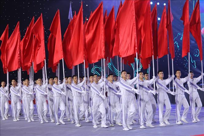 Đội Hồng kỳ diễu hành qua khu vực lễ đài. Ảnh: Hoàng Hiếu - TTXVN 