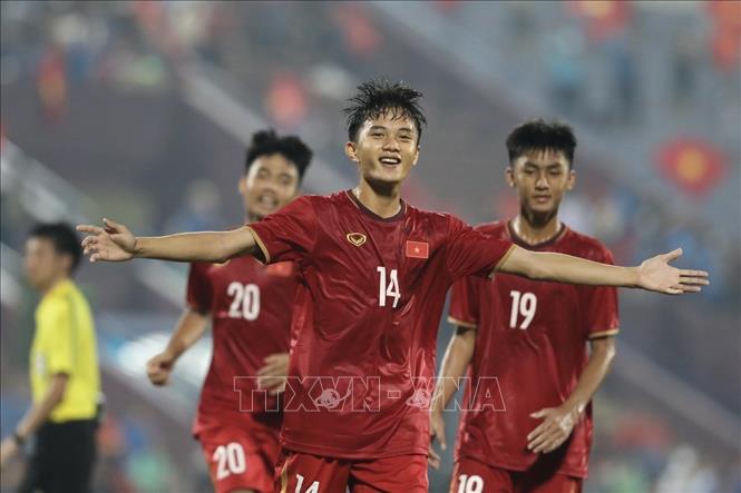 Cầu thủ Huỳnh Văn Danh (số 14, Việt Nam) ghi bàn thắng ấn định chiến thắng 5-0 cho U17 Việt Nam. Ảnh: Minh Quyết - TTXVN
