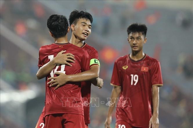 Cầu thủ Huỳnh Văn Danh (số 14, Việt Nam) ghi bàn thắng ấn định chiến thắng 5-0 cho U17 Việt Nam. Ảnh: Minh Quyết - TTXVN
