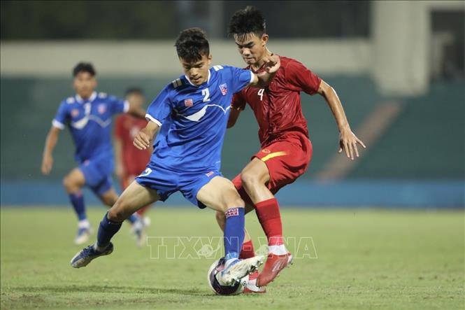 Pha tranh cướp bóng của cầu thủ Hoàng Minh Hợi (số 4, Việt Nam) với cầu thủ Madan Paudel (số 2, Nepal). Ảnh: Minh Quyết - TTXVN