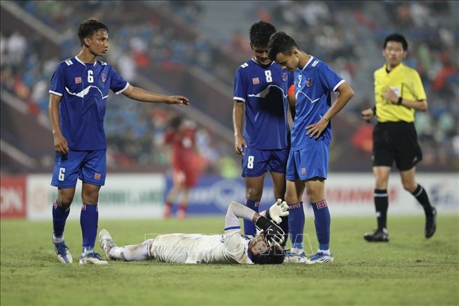 Thủ môn Krishal Moktan bị đau sau tình huống va chạm với cầu thủ của U17 Việt Nam. Ảnh: Minh Quyết - TTXVN