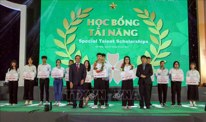 Trong ảnh: Tân sinh viên đạt kết quả tuyển sinh đầu vào cao được nhận học bổng toàn phần tại lễ khai giảng. Ảnh: Trần Lê Lâm - TTXVN 