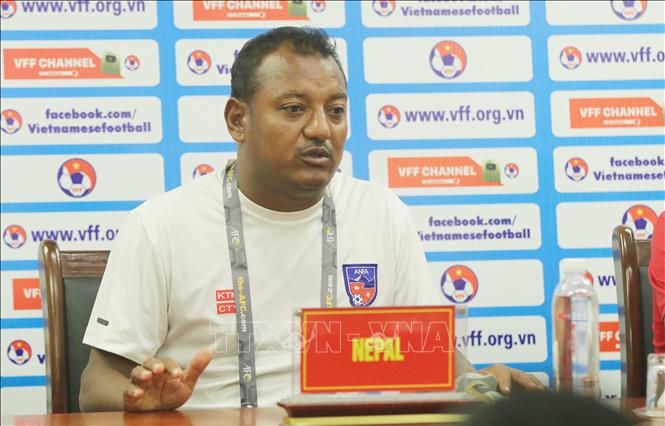 Huấn luyện viên trưởng U17 Nepal Urjan Shrestha trả lời các câu hỏi của phóng viên tại buổi họp báo sau trận đấu. Ảnh: Trung Kiên - TTXVN