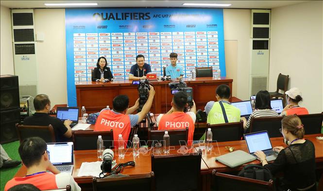 Họp báo sau trận đấu U17 Việt Nam giành chiến thắng trước U17 Nepal với tỷ số 5-0. Ảnh: Trung Kiên - TTXVN