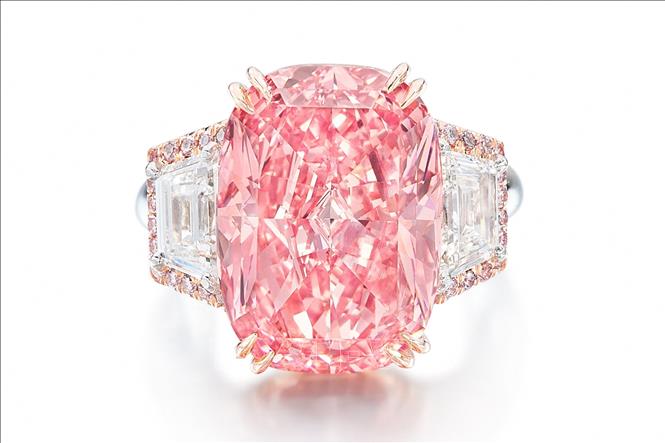 Trong ảnh: Viên kim cương hồng Williamson Pink Star được trưng bày tại nhà đấu giá Sotheby's. Ảnh: AFP/ TTXVN