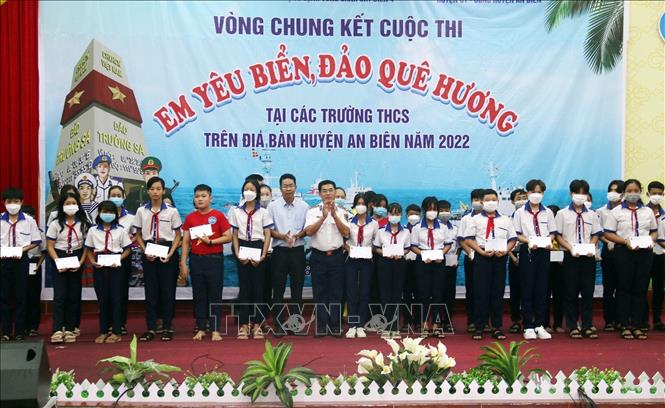 Trao học bổng cho học sinh nghèo trên địa bàn huyện. Ảnh: Lê Sen - TTXVN