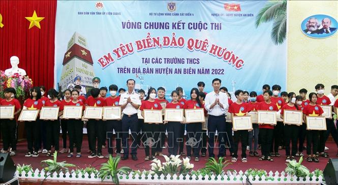 Trao giải cuộc thi “Em yêu biển, đảo quê hương”. Ảnh: Lê Sen - TTXVN