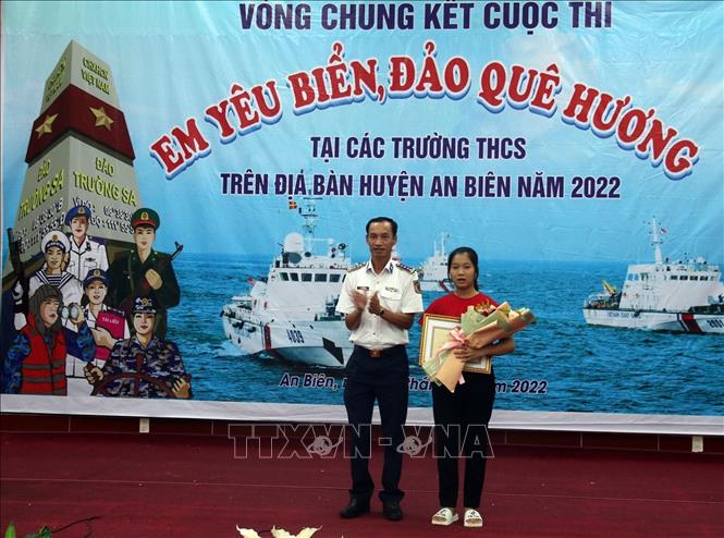 Đại tá Lê Văn Tú, Phó Chính ủy Bộ Tư lệnh Vùng Cảnh sát biển 4 trao thưởng cho thí sinh đạt giải nhất cuộc thi “Em yêu biển, đảo quê hương”. Ảnh: Lê Sen - TTXVN