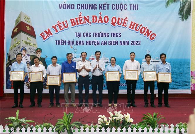 Trao giải cuộc thi “Em yêu biển, đảo quê hương” cho các tập thể. Ảnh: Lê Sen - TTXVN