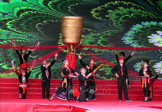 Phần trình diễn trang phục người Dao tỉnh Yên Bái. Ảnh: Thu Hằng-TTXVN