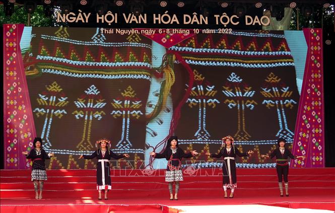 Phần trình diễn trang phục phụ nữ người Dao tỉnh Phú Thọ. Ảnh: Thu Hằng-TTXVN
