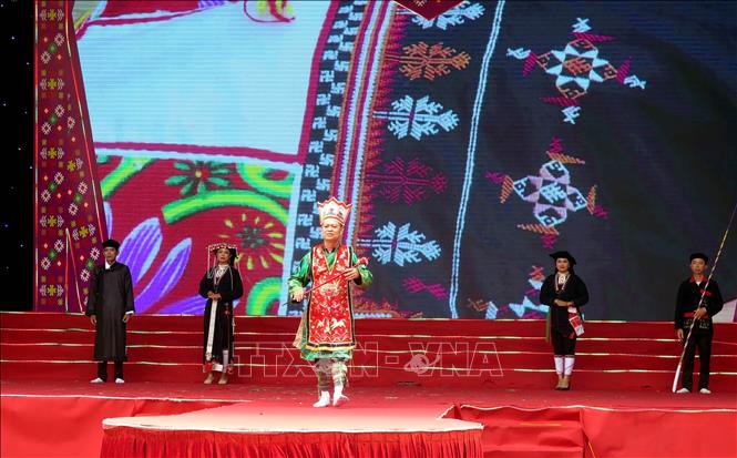 Lễ phục của người Dao quần chẹt tỉnh Vĩnh Phúc thường được sử dụng trong dịp lễ hội, lễ cấp sắc. Ảnh: Thu Hằng-TTXVN
