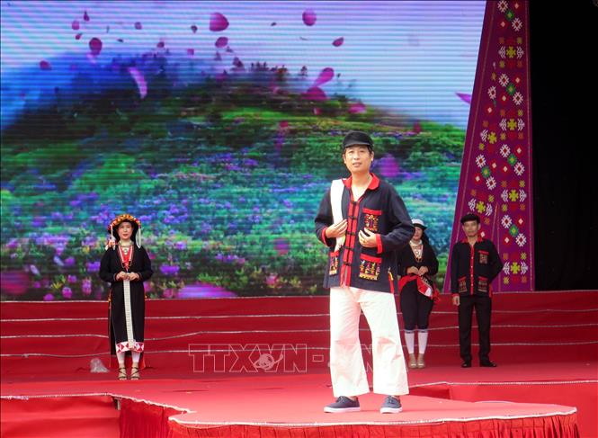 Trang phục chú rể người Dao quần chẹt tỉnh Thanh Hóa. Ảnh: Thu Hằng-TTXVN
