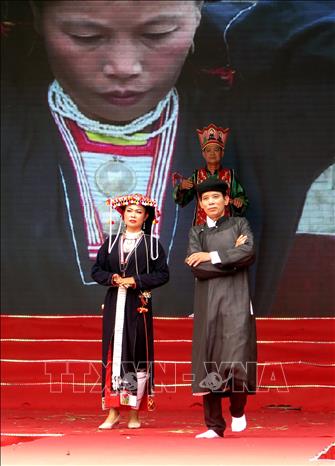 Trang phục cô dâu và chú rể trong đám cưới của người Dao quần chẹt tỉnh Vĩnh Phúc. Ảnh: Thu Hằng-TTXVN
