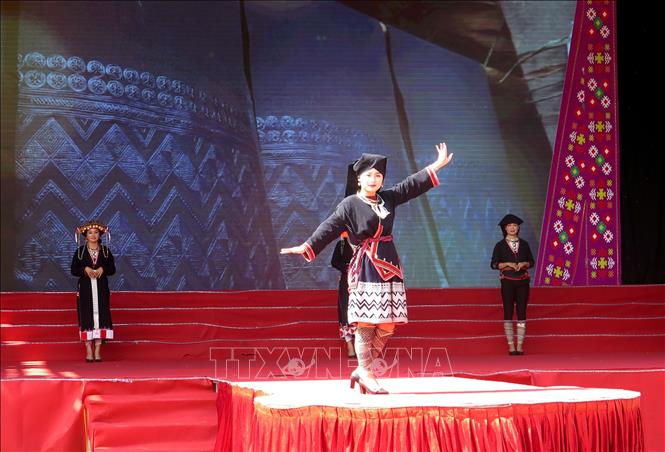 Trang phục cô dâu người Dao tiền tỉnh Phú Thọ. Ảnh: Thu Hằng-TTXVN
