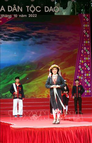 Trang phục cô dâu người Dao quần chẹt tỉnh Thanh Hóa. Ảnh: Thu Hằng-TTXVN