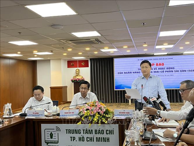 Ông Võ Minh Tuấn, Giám đốc Ngân hàng Nhà nước Việt Nam chi nhánh Tp.Hồ Chí Minh thông tin về tình hình hoạt động của SCB. Ảnh: Hứa Chung - TTXVN