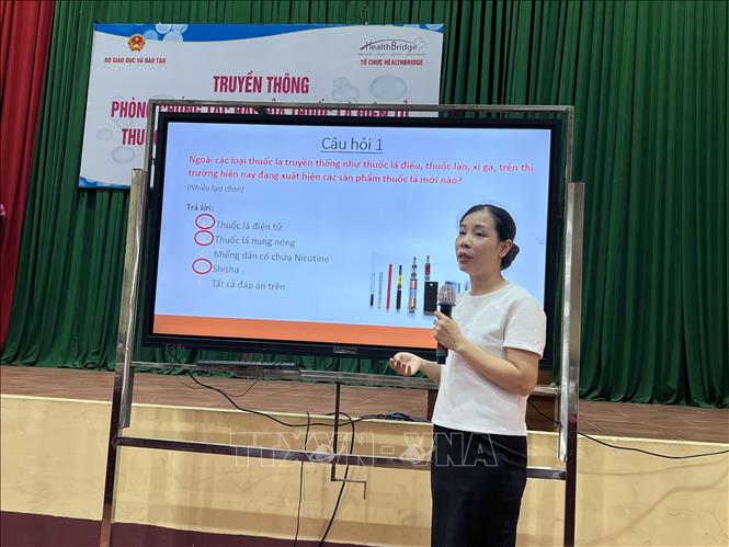 Bà Nguyễn Hạnh Nguyên, Chuyên gia Tổ chức Nhịp cầu sức khỏe (Health Bridge) của Canada tại Việt Nam trình bày những tác hại của thuốc lá. Ảnh: Ánh Tuyết - TTXVN