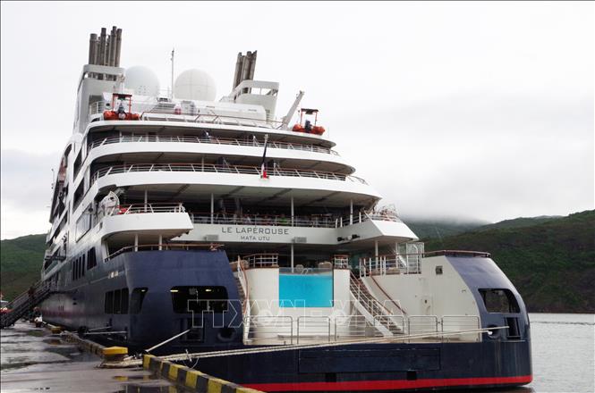Five-star cruise ship Le Lapérouse docks at the Quy Nhon port./.