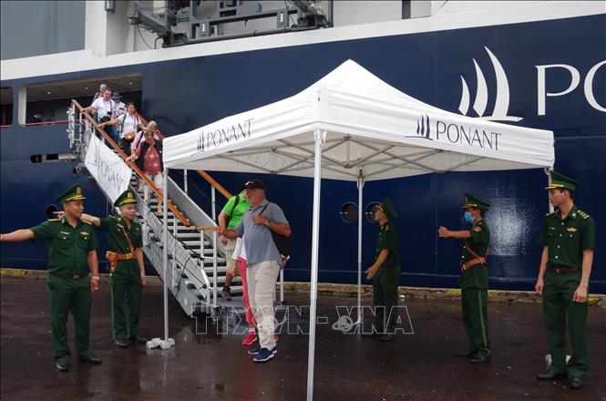 Five-star cruise ship Le Lapérouse docks at the Quy Nhon port./.