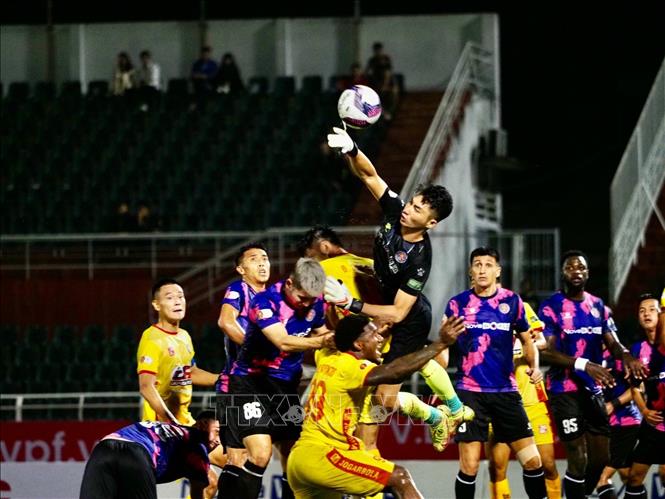 Pha tranh bóng giữa cầu thủ hai đội. Ảnh: Thanh Vũ - TTXVN