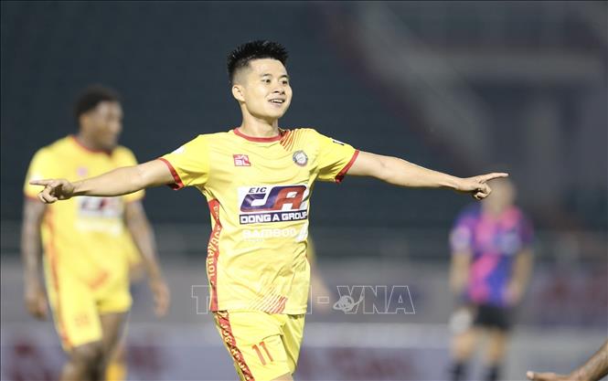 Cầu thủ Lê Phạm Thành Long (11, Thanh Hoá) ăn mừng sau khi ghi bàn vào lưới đội Sài Gòn. Ảnh: Thanh Vũ - TTXVN 