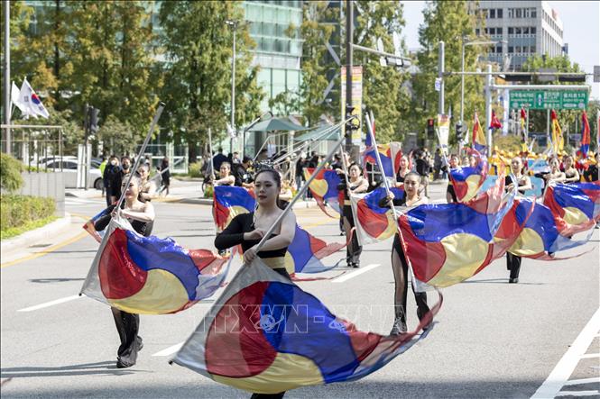 Màn múa cờ rất đặc trưng của văn hóa Hàn Quốc trên đường phố Seoul. Ảnh: Anh Nguyên, PV TTXVN tại Hàn Quốc