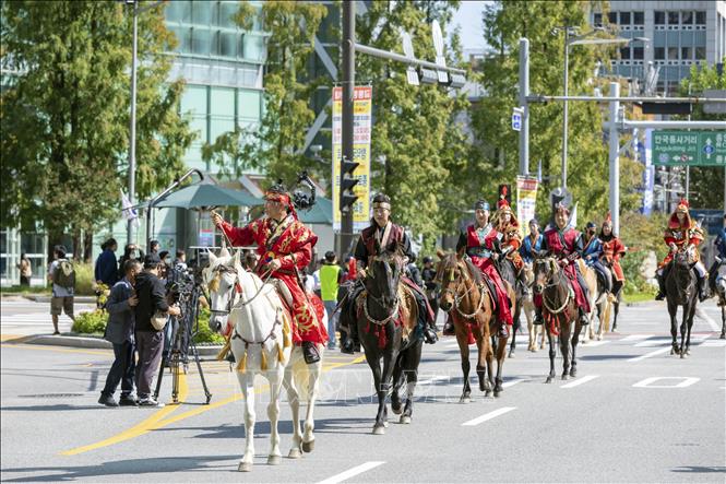 Hình ảnh tái hiện đội vệ binh của Triều đình trên đường phố Seoul. Ảnh: Anh Nguyên, PV TTXVN tại Hàn Quốc