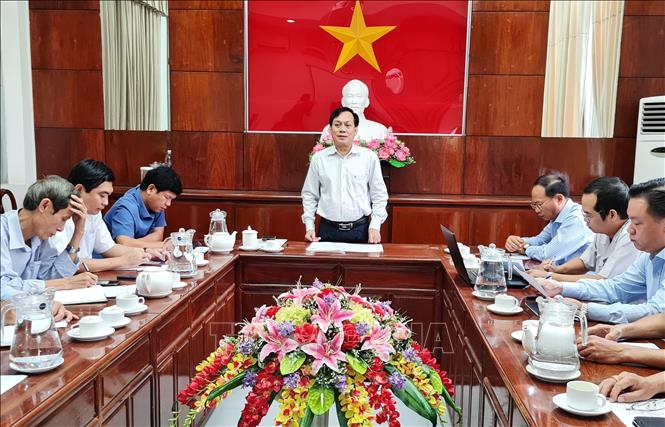 Phó Chủ tịch UBND thành phố Cần Thơ Nguyễn Ngọc Hè chỉ đạo các giải pháp ứng phó với triều cường tại cuộc họp sáng 9/10. Ảnh: TTXVN phát