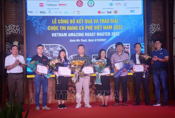 Tặng hoa và trao chứng nhận cho các nhà tài trợ cuộc thi. Ảnh: Hoài Thu - TTXVN