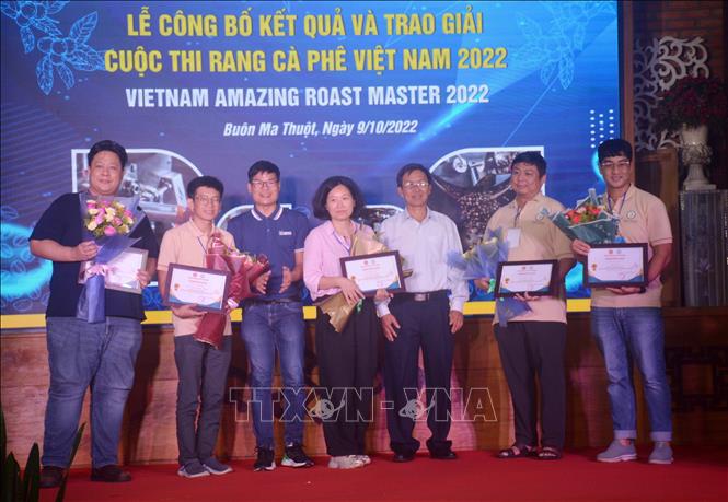 Tặng hoa và giấy chứng nhận đến Ban giám khảo cuộc thi. Ảnh: Hoài Thu – TTXVN.