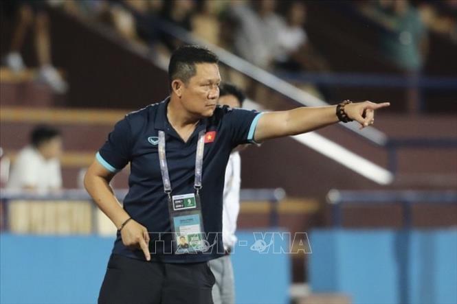 Huấn luyện viên trưởng đội tuyển U17 Việt Nam Nguyễn Quốc Tuấn chỉ đạo học trò bên ngoài đường biên. Ảnh: Minh Quyết - TTXVN